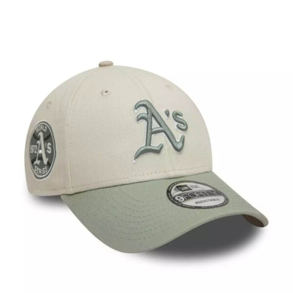 Gorro New Era 9FORTY Oakland Athletics beige y verde vista frontal Gorro Oakland Athletics New Era Special Edition Patch lateral Detalle logo A’s bordado gorro New Era 9FORTY Visera curva gorro New Era Oakland Athletics MLB